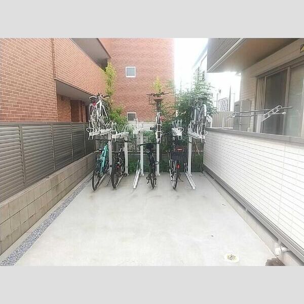 現地周辺 (駐輪場)