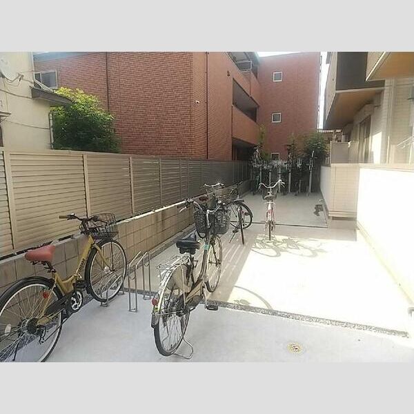 現地周辺 (駐輪場)