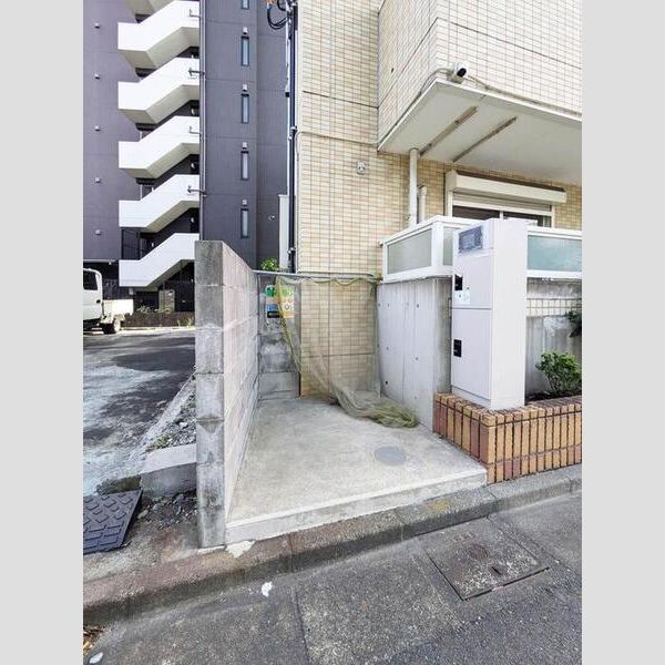 現地周辺 (ごみ置き場)