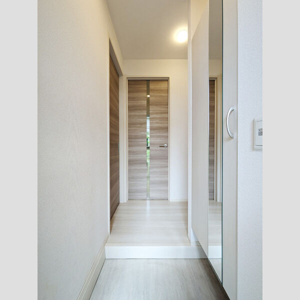 玄関 (102号室　玄関)