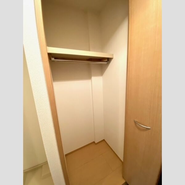 その他 (玄関横の収納)