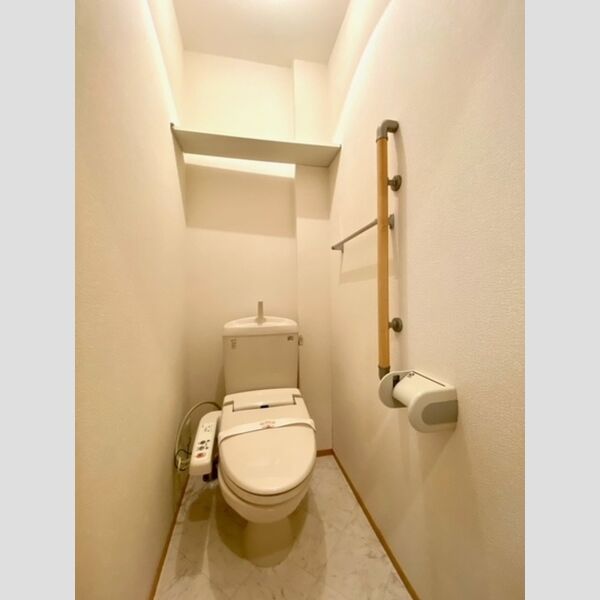 トイレ (温水洗浄便座付き)