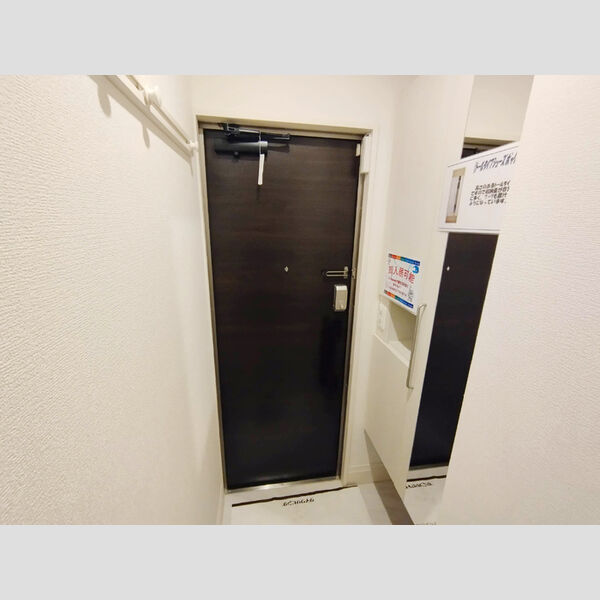 玄関 (201号室　玄関)