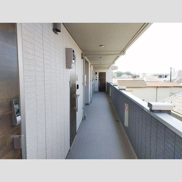 玄関 (302号室 玄関前通路)