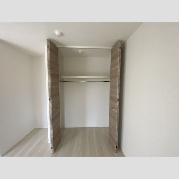 収納 (305号室　クローゼット)