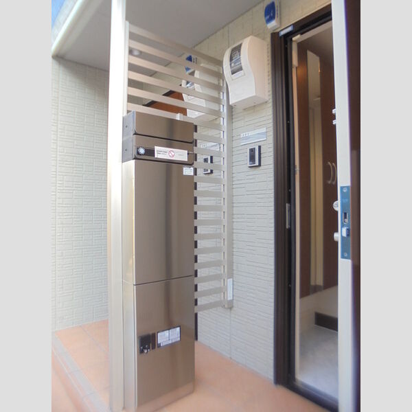 玄関 (101号室玄関POST・宅配BOX)