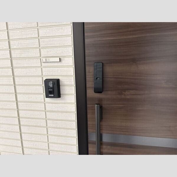 玄関 (101号室　玄関)