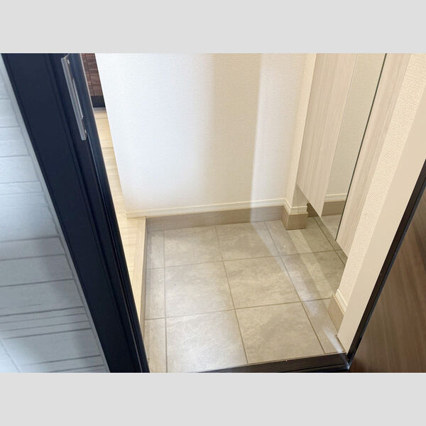 玄関 (102号室　玄関)