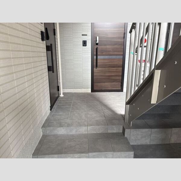 玄関 (102号室　玄関)