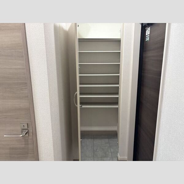 玄関 (102号室 玄関収納)