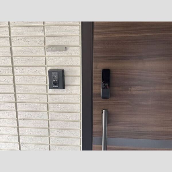 玄関 (201号室　玄関ドア、インターフォン)