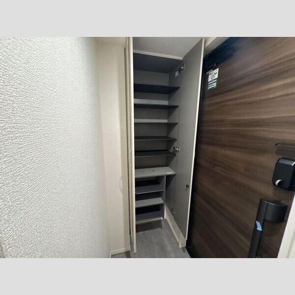 玄関 (201号室　玄関、シューストッカー)