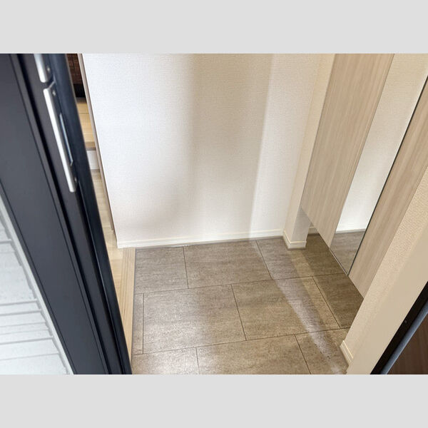 玄関 (201号室　玄関)