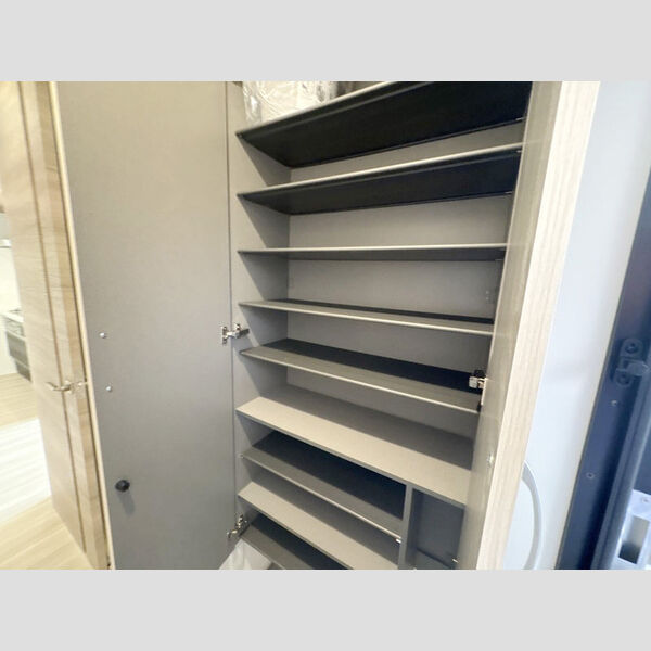 玄関 (203号室　玄関、シューストッカー)