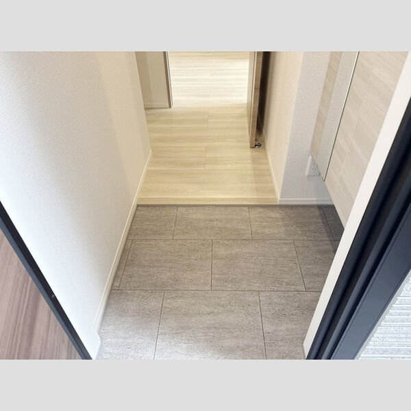 玄関 (203号室　玄関)