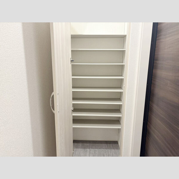 玄関 (302号室　玄関、シューストッカー)