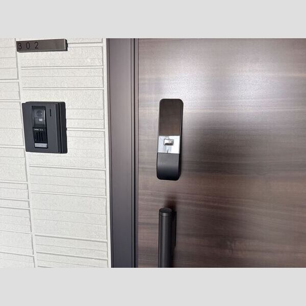 玄関 (302号室　玄関ドア)