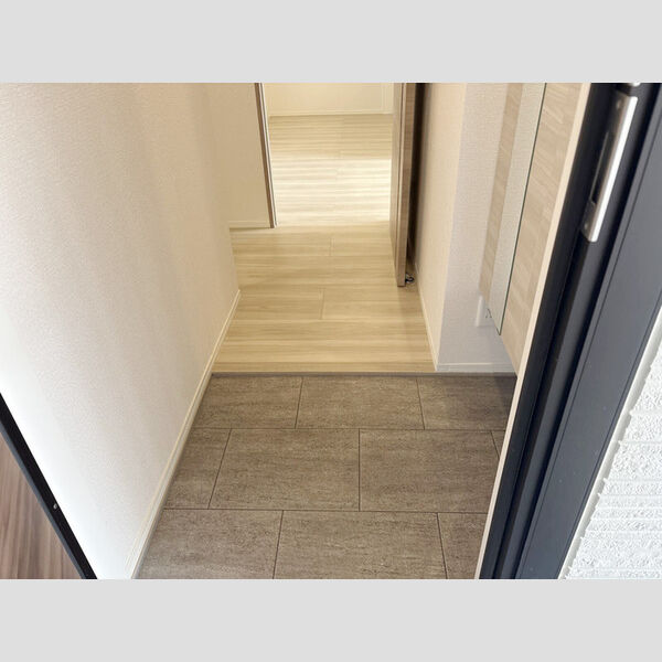 玄関 (303号室　玄関)