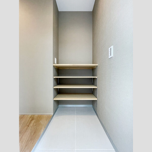 玄関 (5号室　玄関収納)