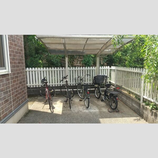 現地周辺 (駐輪場)