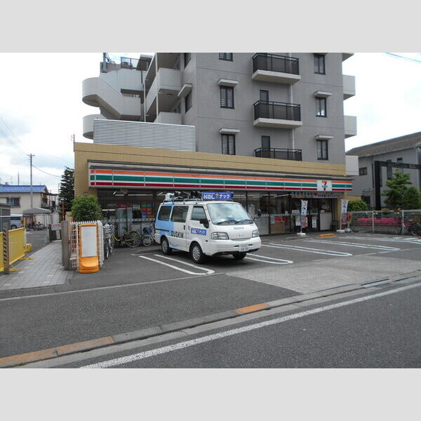 現地周辺 (駅前セブンイレブン)