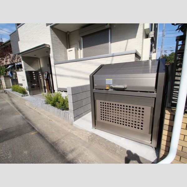 現地周辺 (敷地内ゴミ置き場)