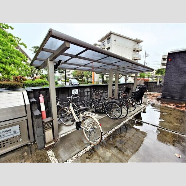 現地周辺 (駐輪場)