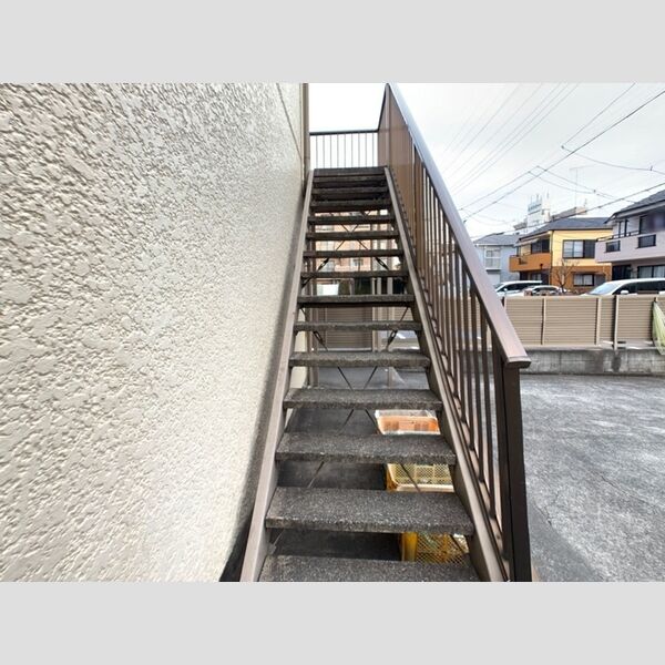 現地周辺 (共用階段・ゴミ置場)