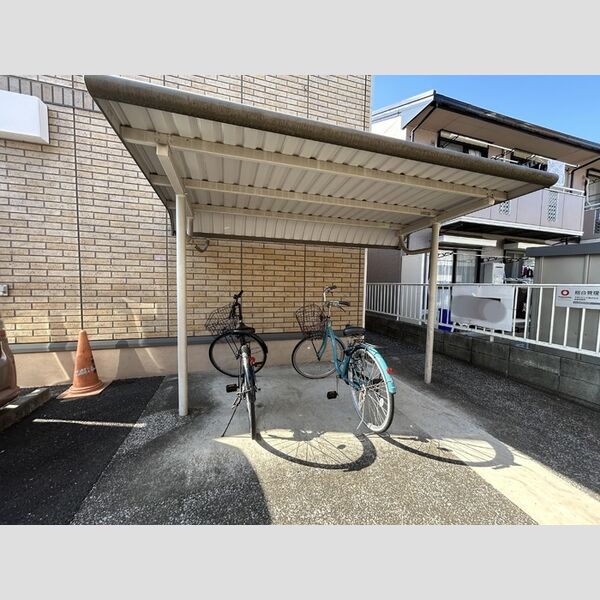 現地周辺 (駐輪場)