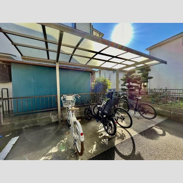 現地周辺 (駐輪場)