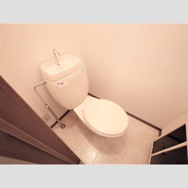 トイレ (トイレ)