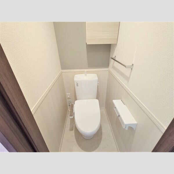 トイレ (2階温水洗浄暖房便座)