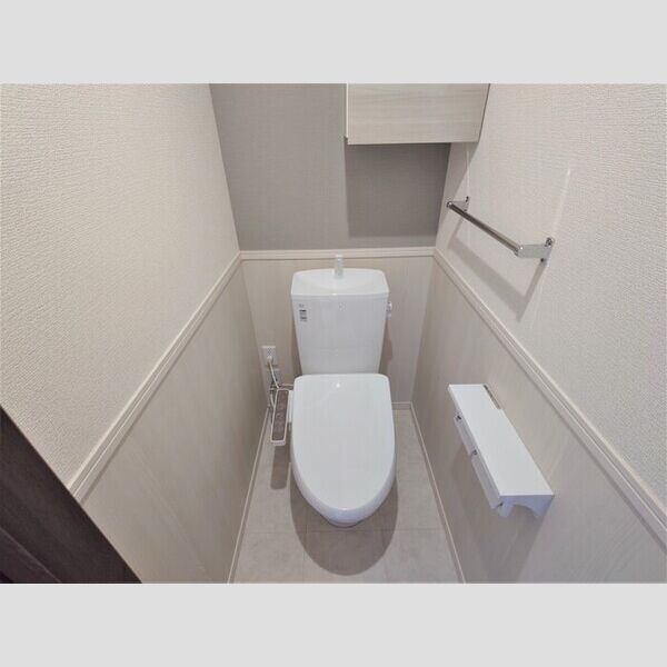 トイレ (2階温水洗浄暖房便座)