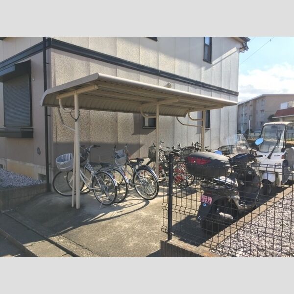 現地周辺 (屋根付き駐輪場)