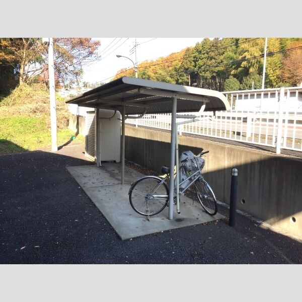 現地周辺 (屋根付駐輪場)