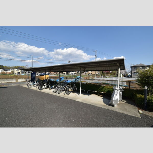 現地周辺 (屋根付き駐輪場)