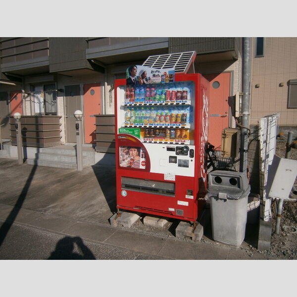 現地周辺 (建物の前に飲料水の自動販売機があります。)