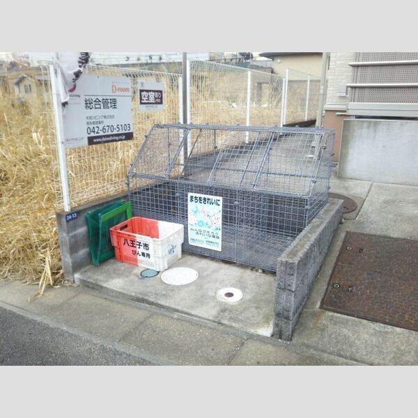 現地周辺 (共用ゴミ置き場(専用ボックスが設置されています))