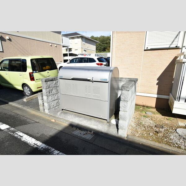 現地周辺 (共用ゴミ置き場)