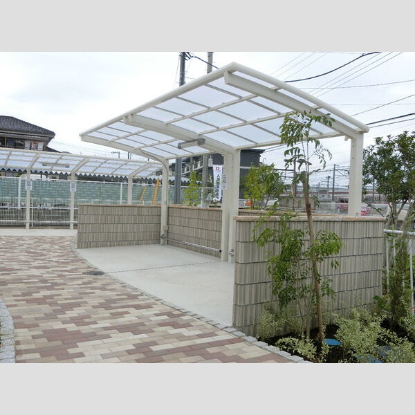 現地周辺 (屋根付き駐輪場(駐車場側から自転車の入出庫をお願い致します♪))