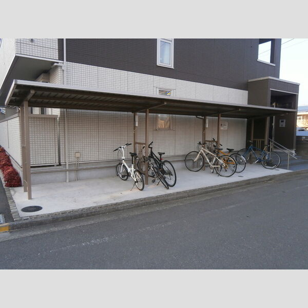 現地周辺 (屋根付き駐輪場)