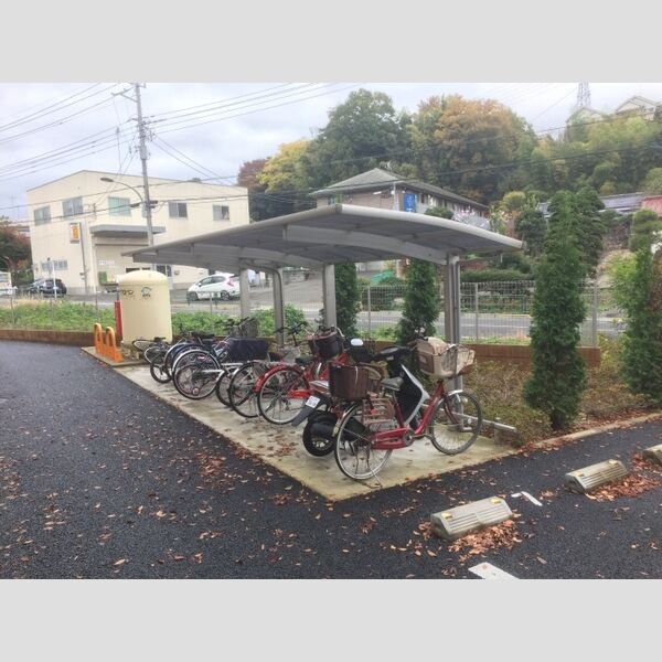 現地周辺 (屋根付駐輪場)