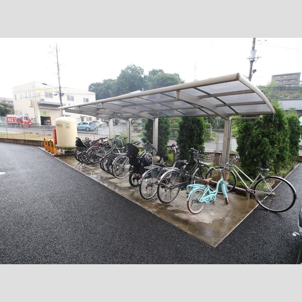 現地周辺 (駐輪場)