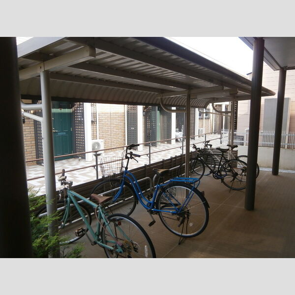 現地周辺 (屋根付き駐輪場)