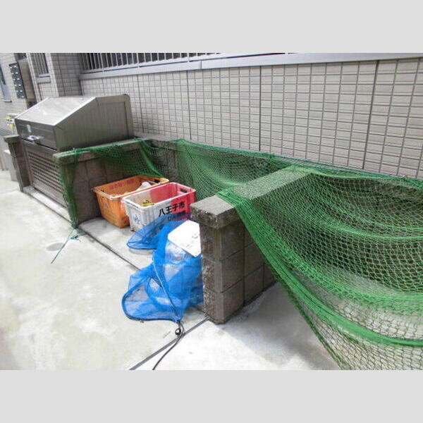 現地周辺 (共用ゴミ置き場(専用ボックスが設置されています))