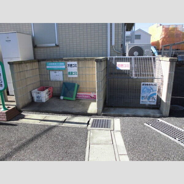 現地周辺 (共用ゴミ置き場(専用ボックスが設置されています))