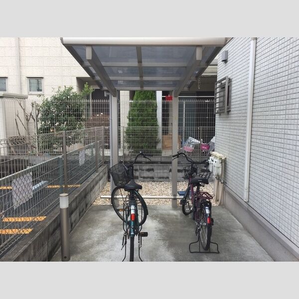 現地周辺 (屋根付き駐輪場)