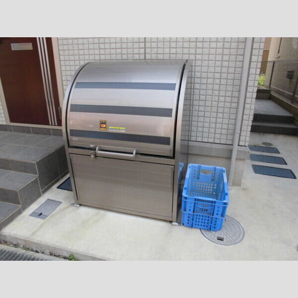 現地周辺 (共用ゴミ置き場(専用ボックスが設置されています))