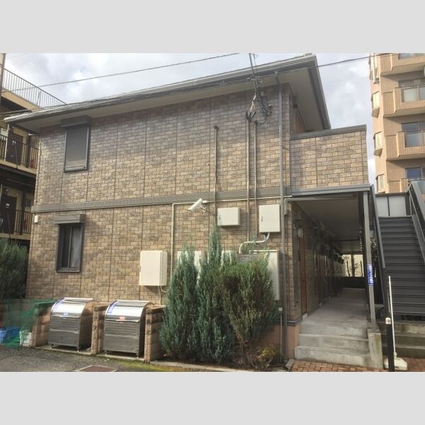 現地周辺 (建物入り口、共用ゴミ置き場)