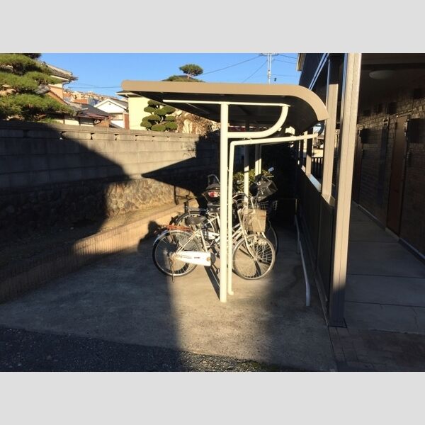 現地周辺 (屋根付駐輪場)